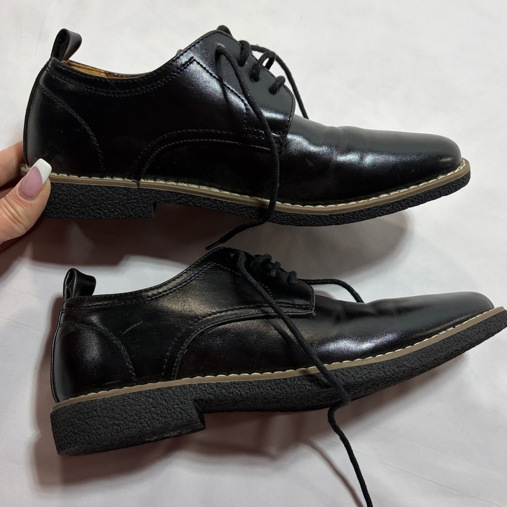 Boys black dress shoes size 4.5 - Picture 2 of 6